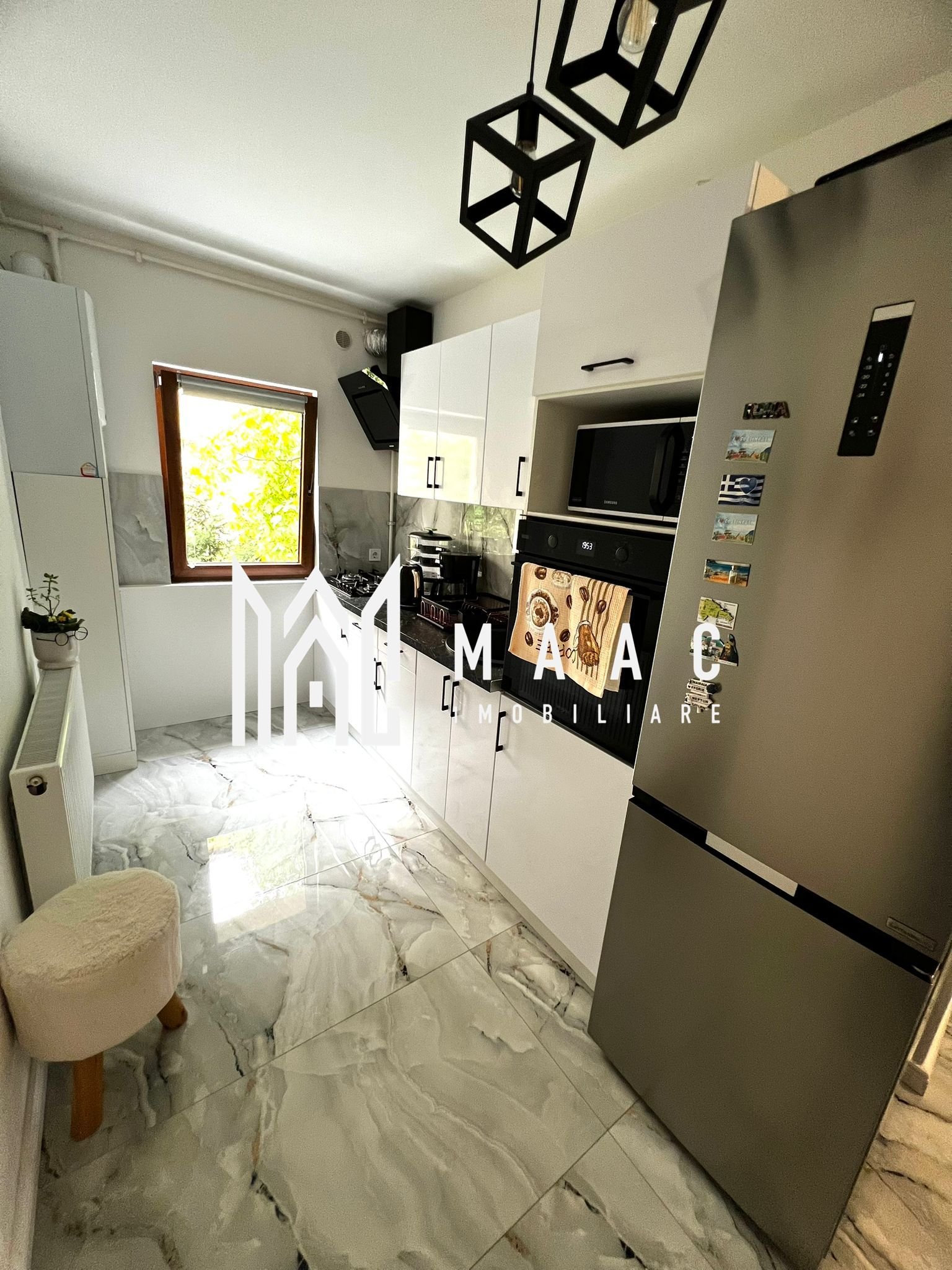 2b9b5507b10543de8ecdaef593470a2b-1