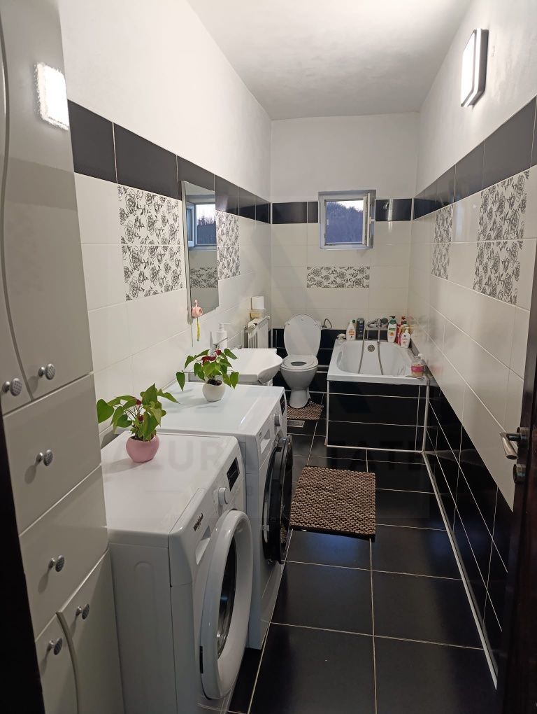 Apartament la casa etaj 1 integral cu intrare separata si curte comuna Apartament la casa etaj 1 integral cu intrare separata si curte comuna