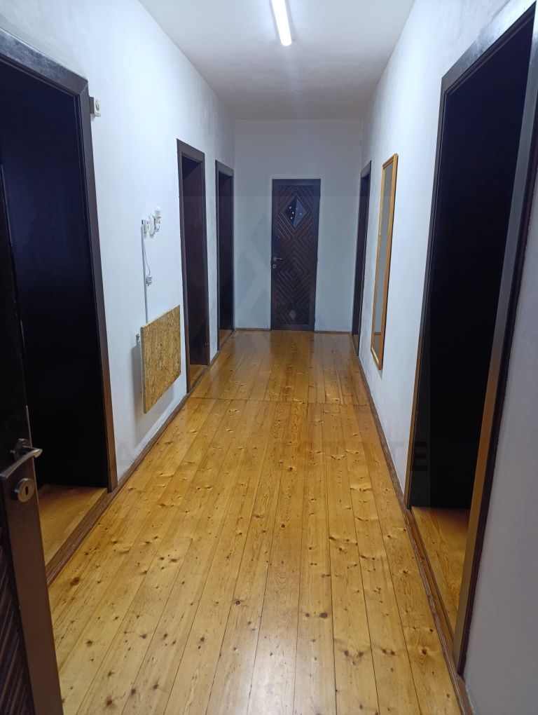 Apartament la casa etaj 1 integral cu intrare separata si curte comuna Apartament la casa etaj 1 integral cu intrare separata si curte comuna