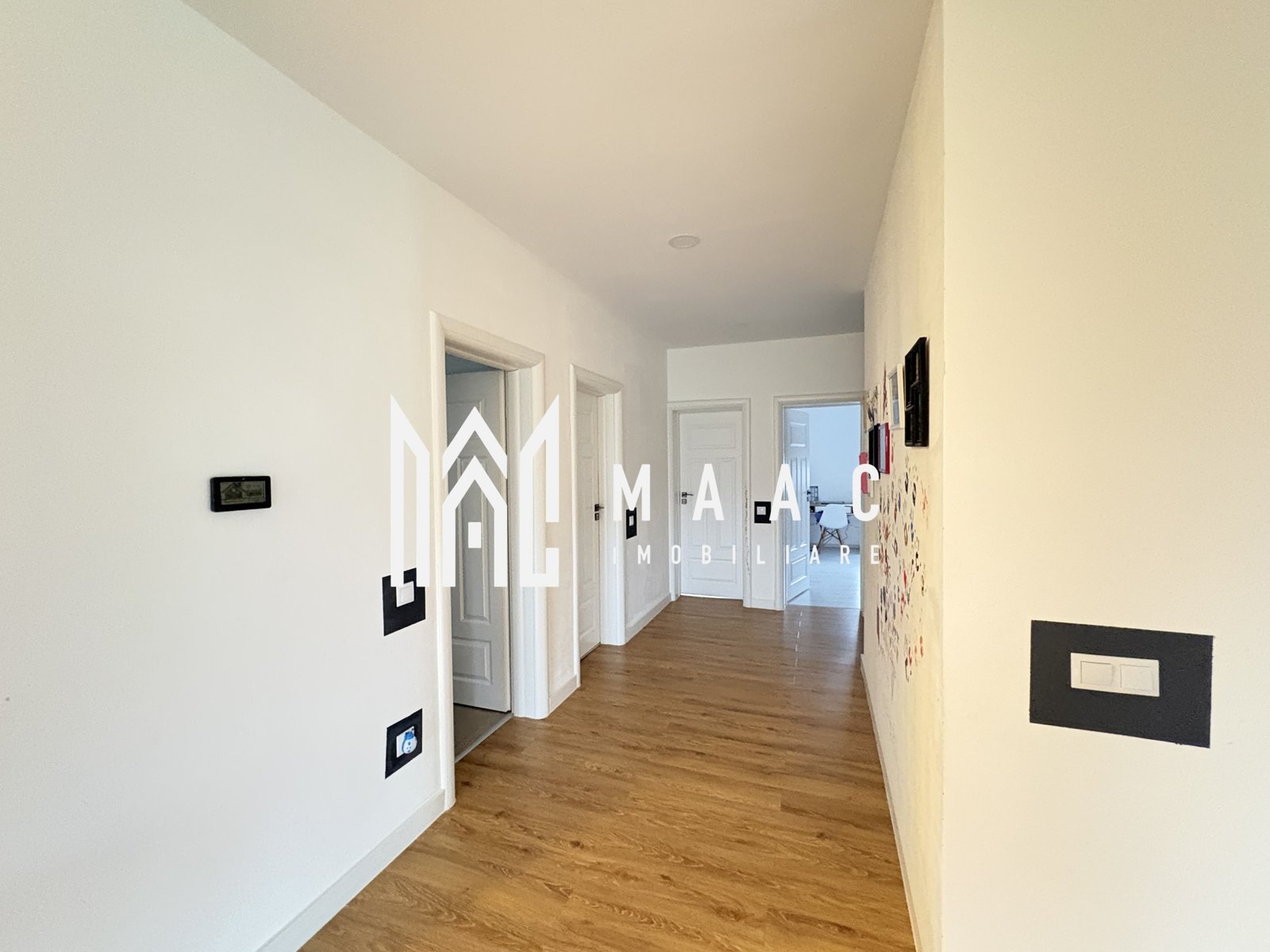 01fc35f18205455d8db66ad88fd91e3d-1