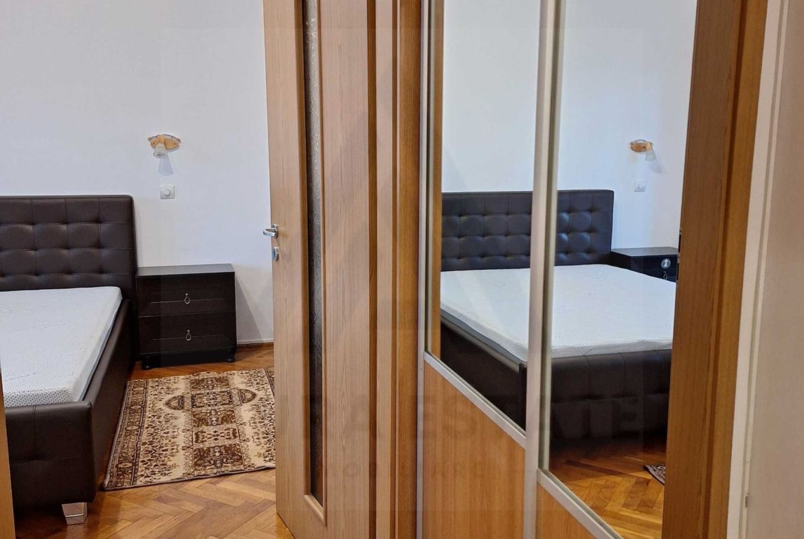 Apartament 84 mp utili  4 camere 3 dormitoare 2 balcoane  zona Strand I