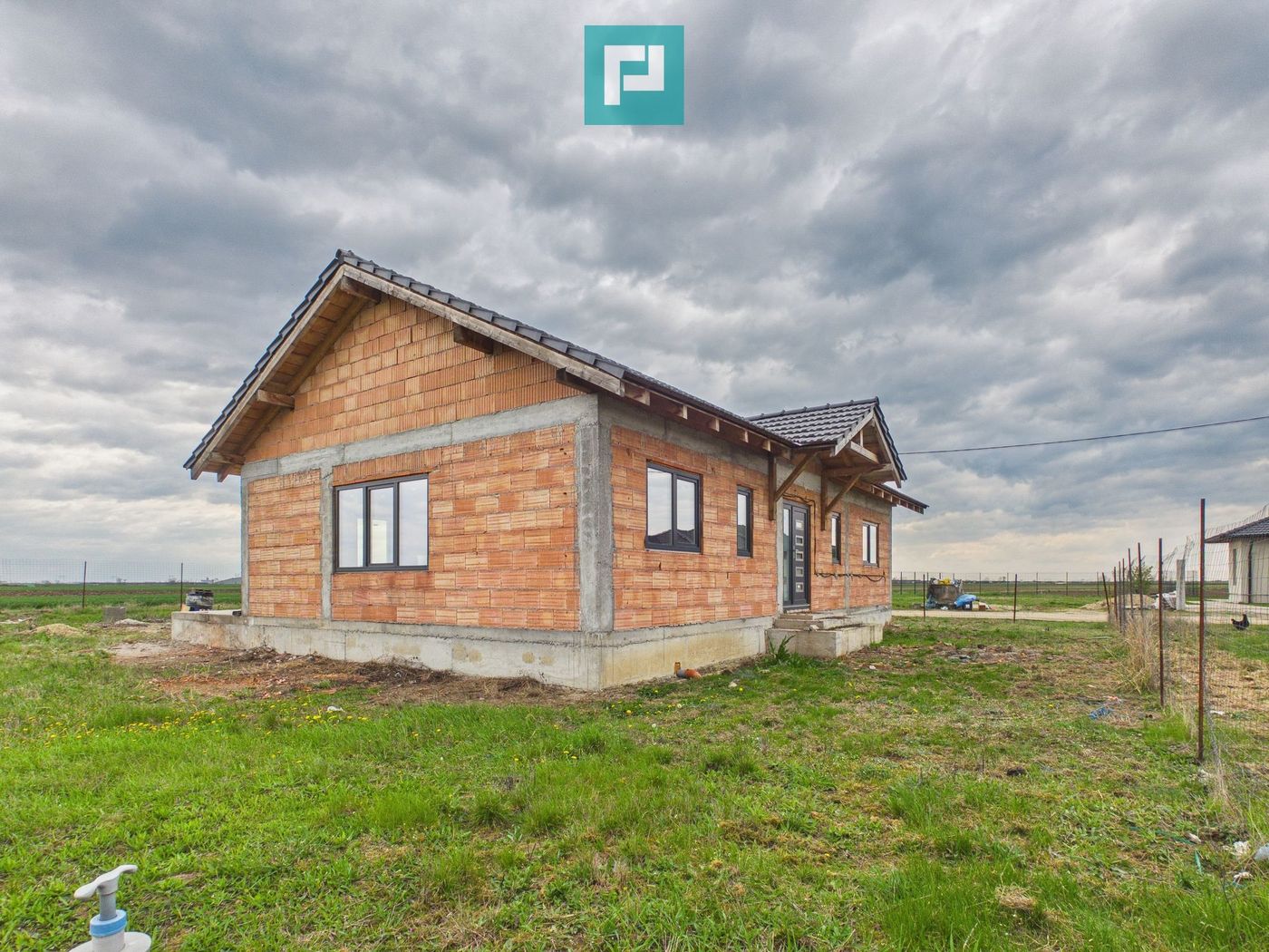 Casa nouă la roșu în Zimandcuz