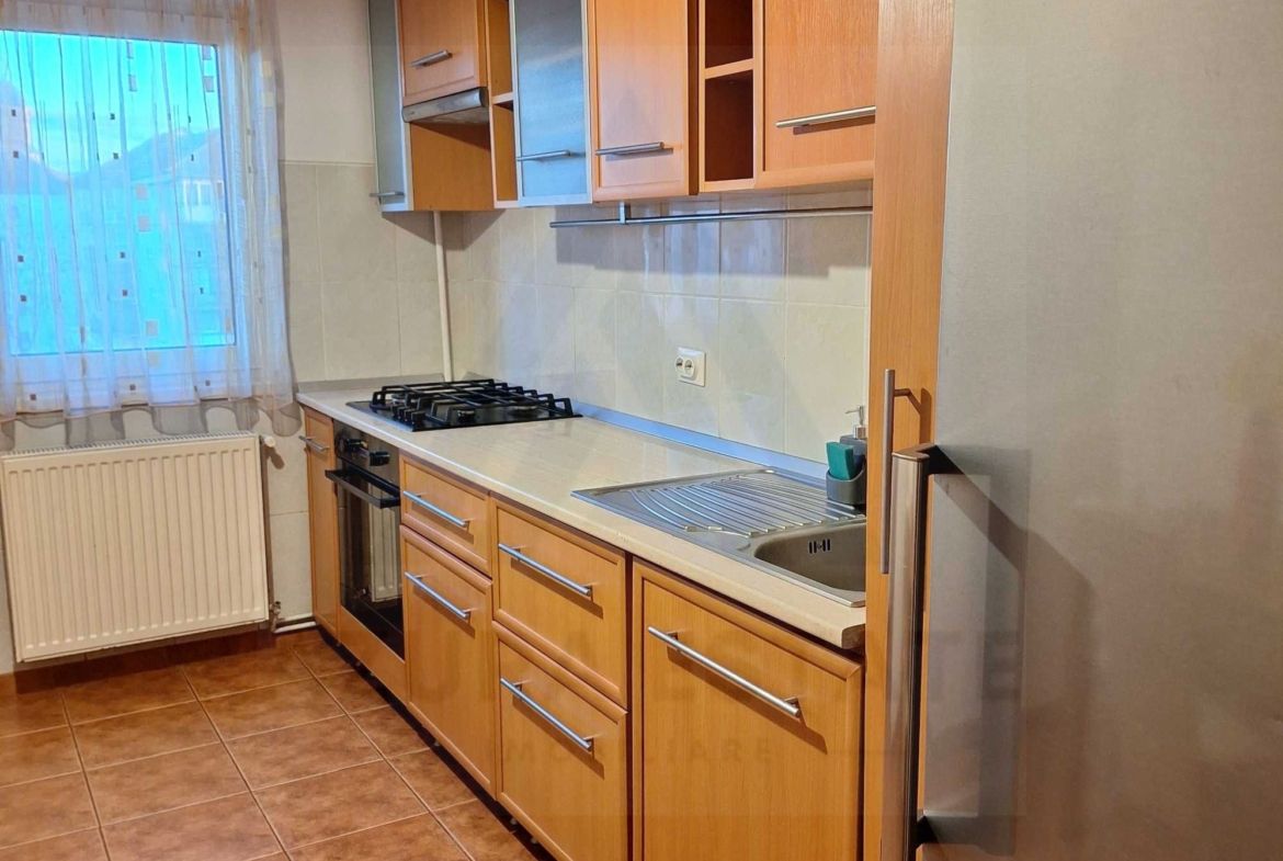 Apartament 84 mp utili  4 camere 3 dormitoare 2 balcoane  zona Strand I