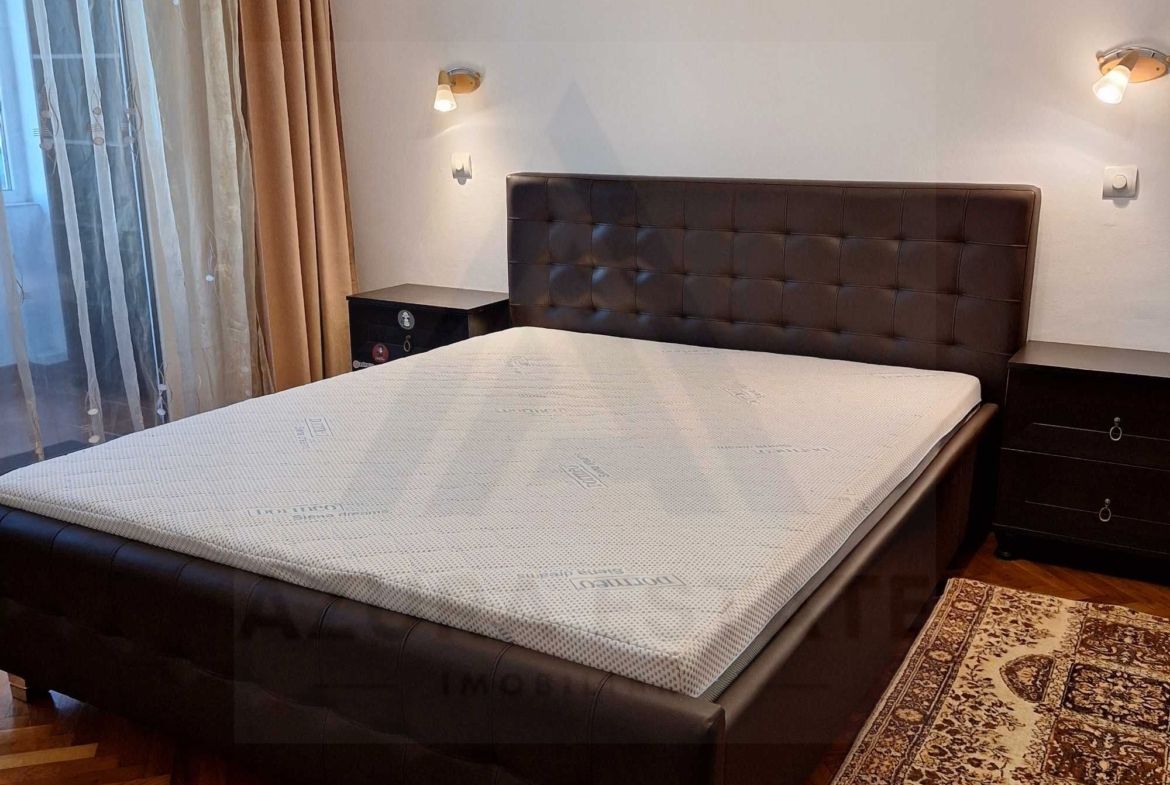 Apartament 84 mp utili  4 camere 3 dormitoare 2 balcoane  zona Strand I