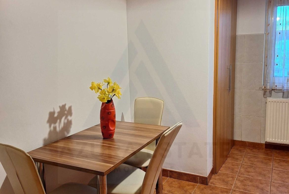 Apartament 84 mp utili  4 camere 3 dormitoare 2 balcoane  zona Strand I