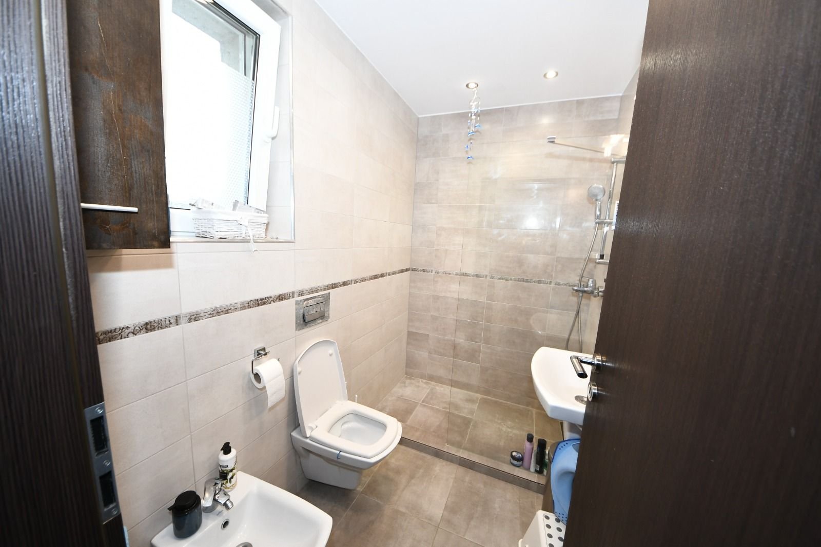 8b164fc4bab649409261c008350e78a9-1