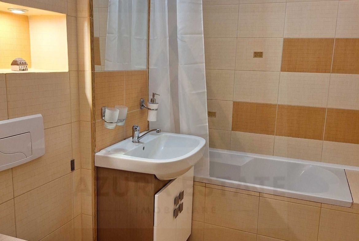 Apartament 84 mp utili  4 camere 3 dormitoare 2 balcoane  zona Strand I
