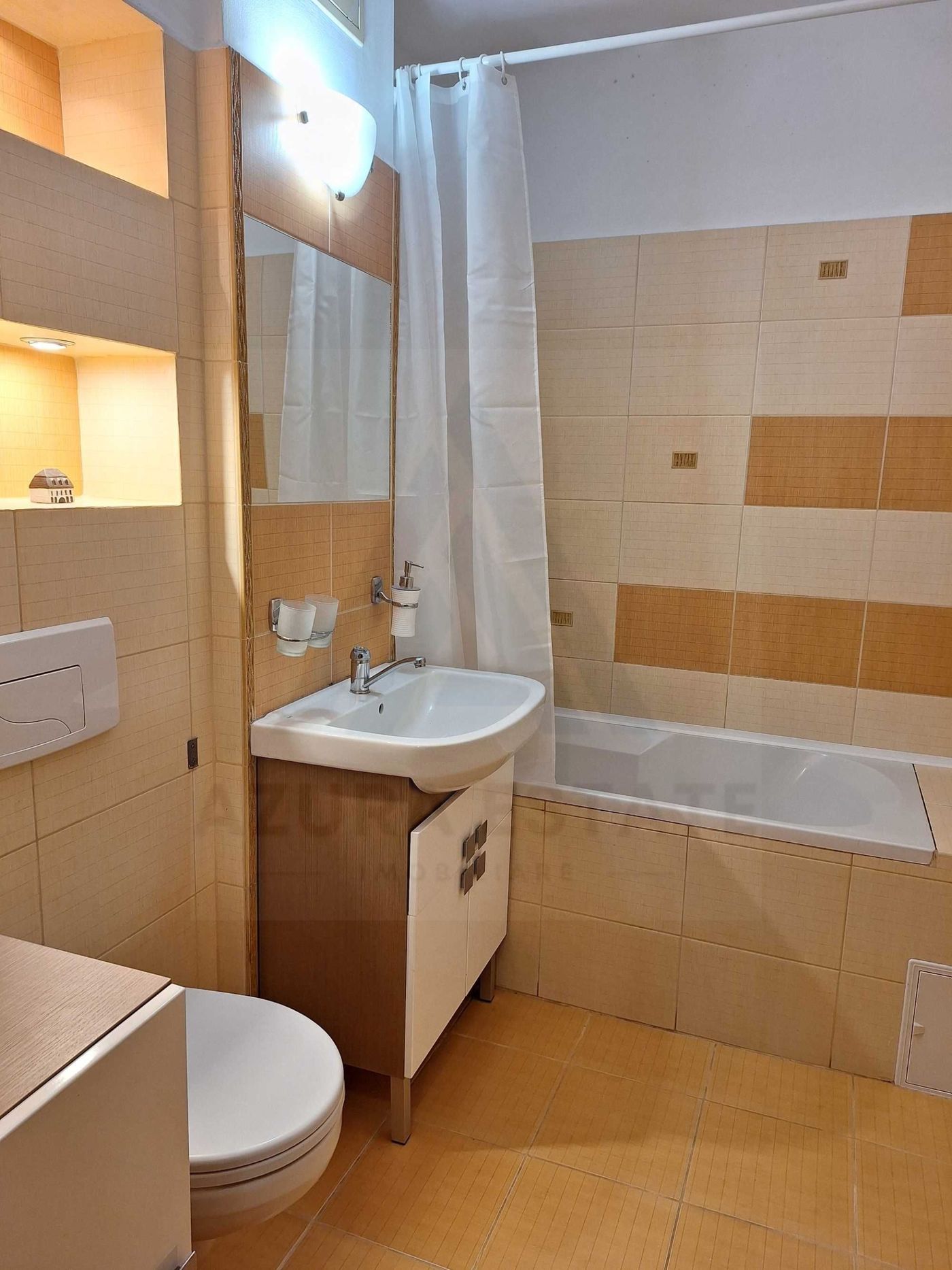 8fe4beb733ef43bbbd5e387c62da65de-2 Apartament 84 mp utili 4 camere 3 dormitoare 2 balcoane zona Strand I