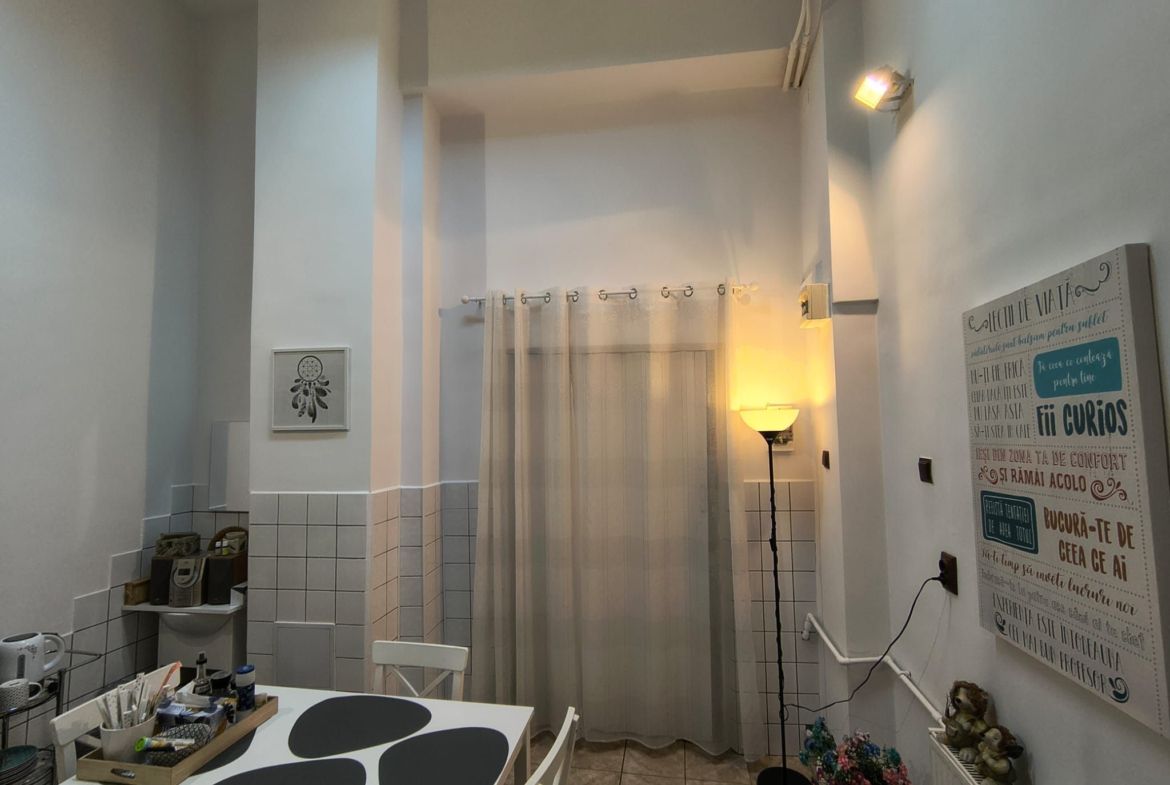 Spatiu comercial, ultracentral, Republicii, Oradea. 600 E/lună. Com 0