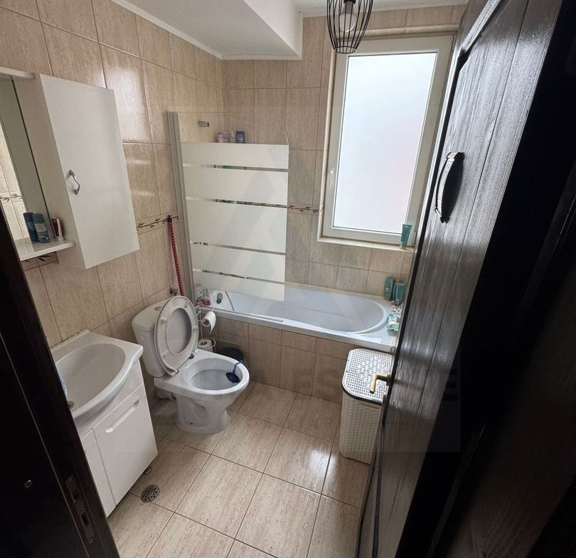 Casa 4 camere 2 bai balcon curte si 2 locuri parcare in Arhitectilor