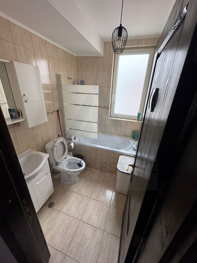 Casa 4 camere 2 bai balcon curte si 2 locuri parcare in Arhitectilor