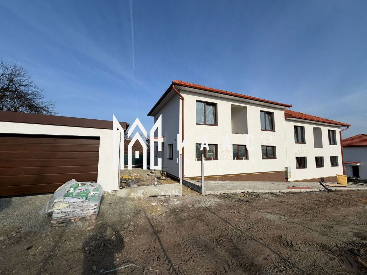 anBn-8234 Casă Tip Duplex | 4 Camere | 2 Balcoane | Terasă | Șura Mică