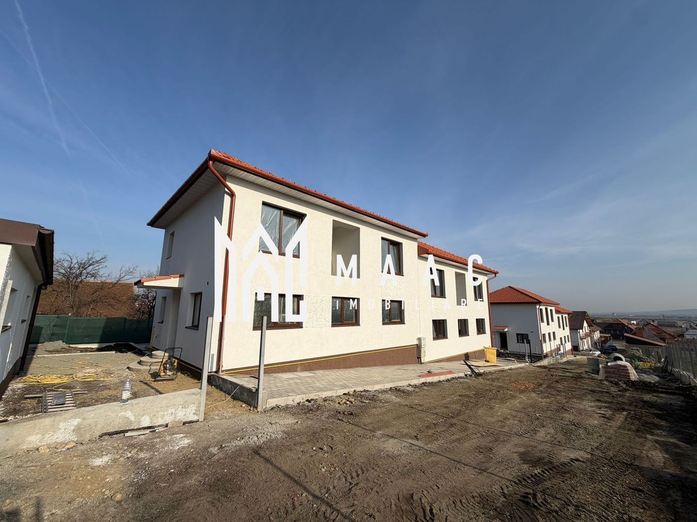 anBn-9949 Casă Tip Duplex | 4 Camere | 2 Balcoane | Terasă | Șura Mică