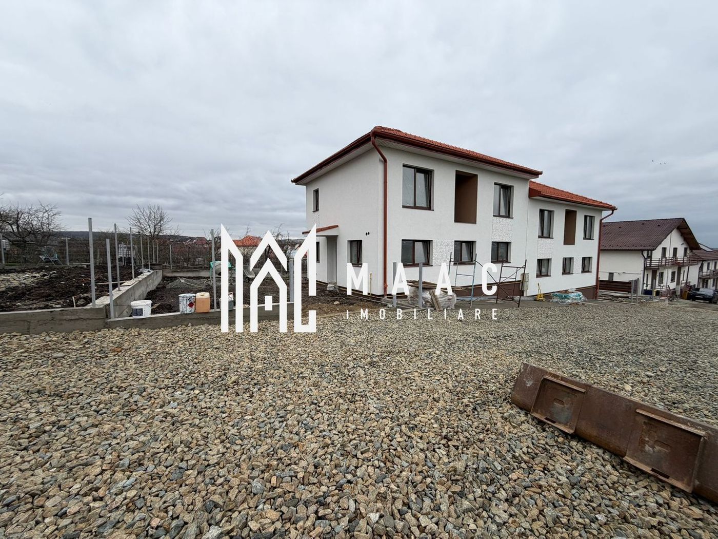 anBn-9950 Casă Tip Duplex | 4 Camere | 2 Balcoane | Terasă | Șura Mică