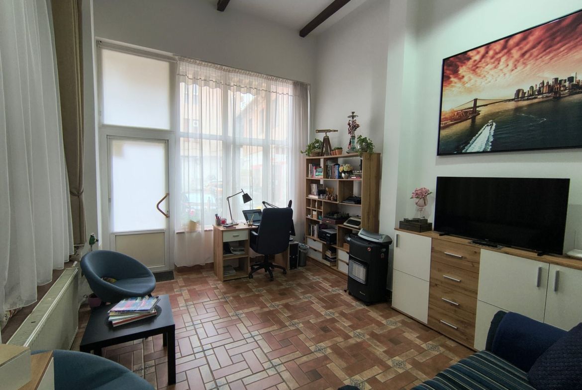 Spatiu comercial, ultracentral, Republicii, Oradea. 600 E/lună. Com 0