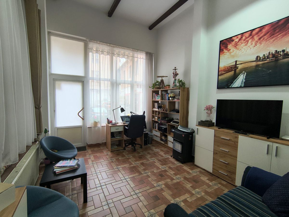 Spatiu comercial, ultracentral, Republicii, Oradea. 600 E/lună. Com 0