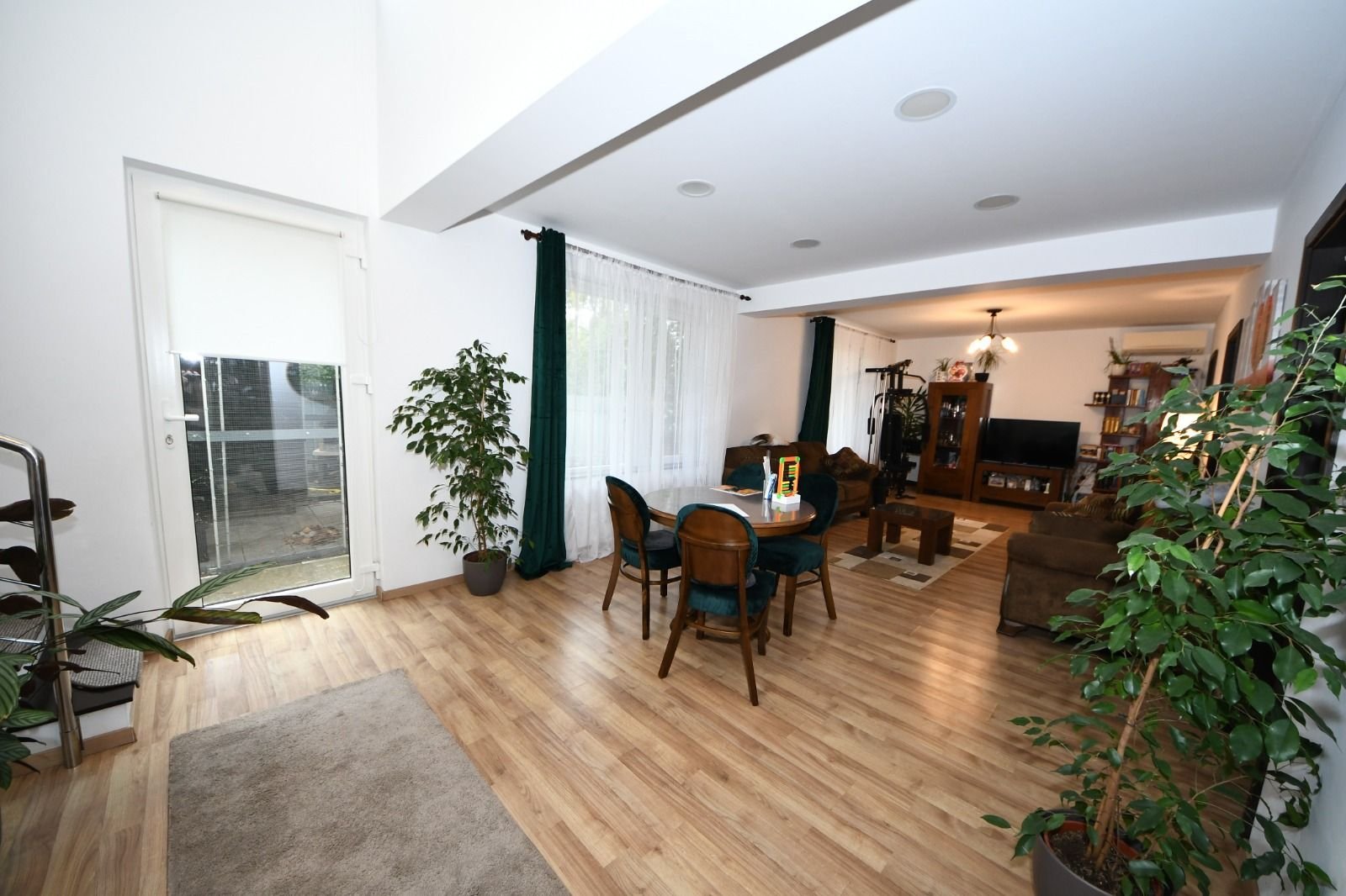 c93e72af32854e24b5e0666a702ff67c-1