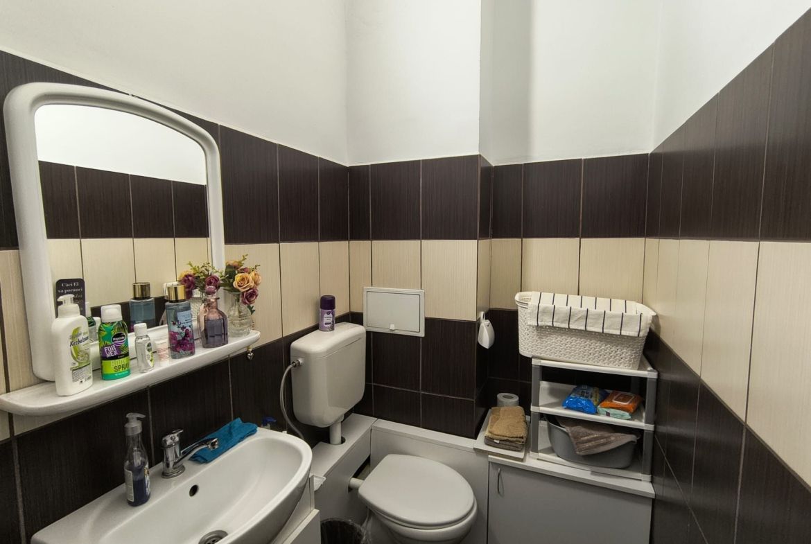 Spatiu comercial, ultracentral, Republicii, Oradea. 600 E/lună. Com 0
