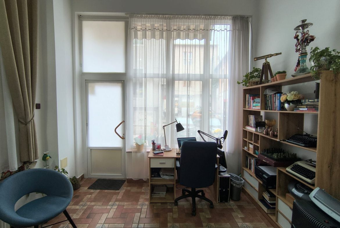 Spatiu comercial, ultracentral, Republicii, Oradea. 600 E/lună. Com 0