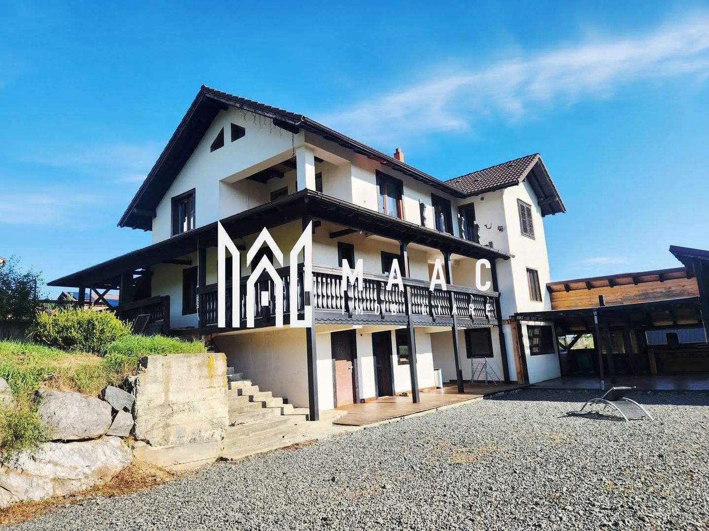 Vilă 7 Camere |  256 MPU |  2000 MP Teren Terasat | Tocile