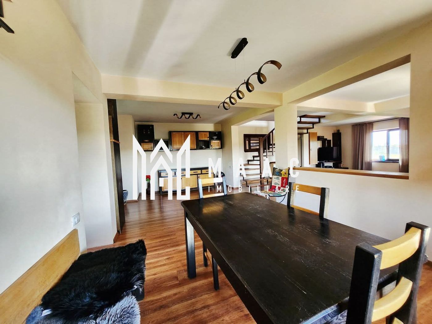 Vilă 7 Camere |  256 MPU |  2000 MP Teren Terasat | Tocile