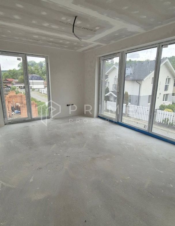 Construcție nouă, zonă liniștită – case 3 dormitoare, teren 250 mp