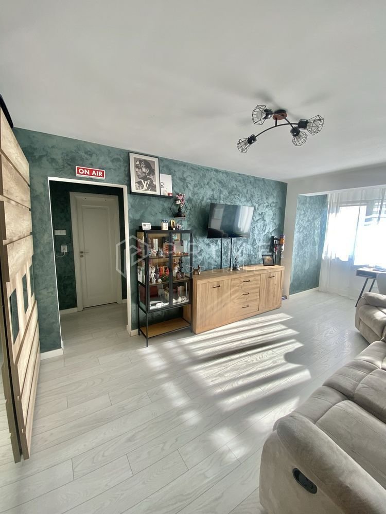 Apartament cu 2 camere, renovat și mobilat – Vedere panoramică