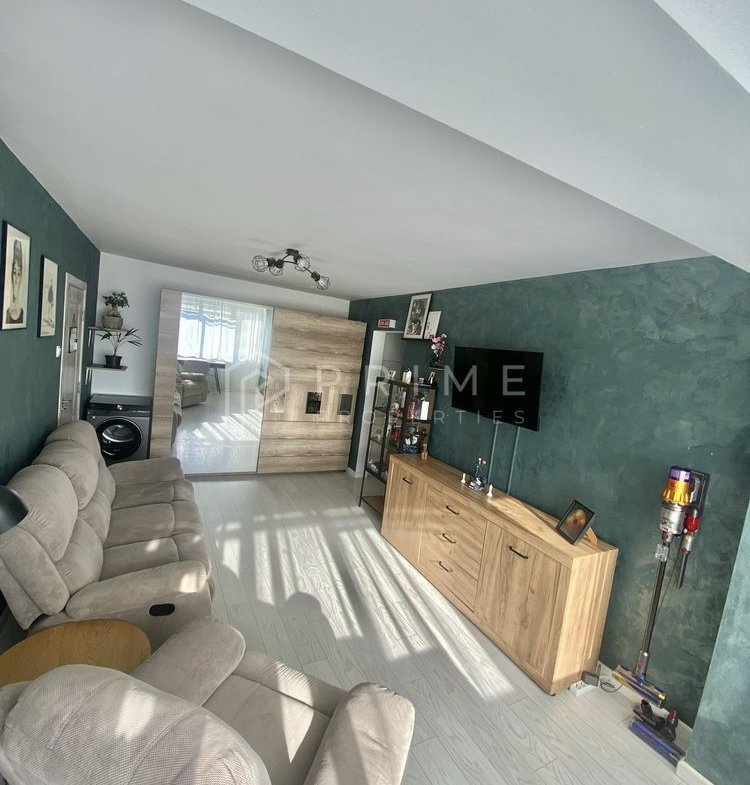 Apartament cu 2 camere, renovat și mobilat – Vedere panoramică