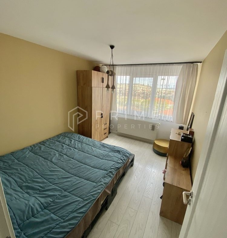 Apartament cu 2 camere, renovat și mobilat – Vedere panoramică