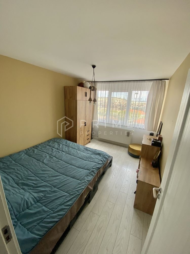 Apartament cu 2 camere, renovat și mobilat – Vedere panoramică
