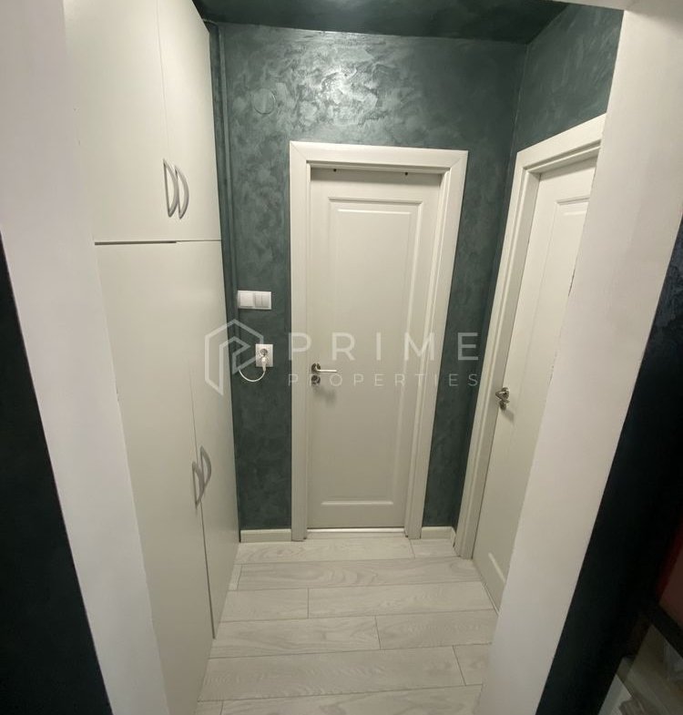 Apartament cu 2 camere, renovat și mobilat – Vedere panoramică