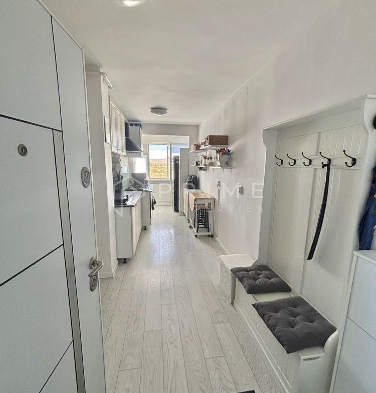 Apartament cu 2 camere, renovat și mobilat – Vedere panoramică