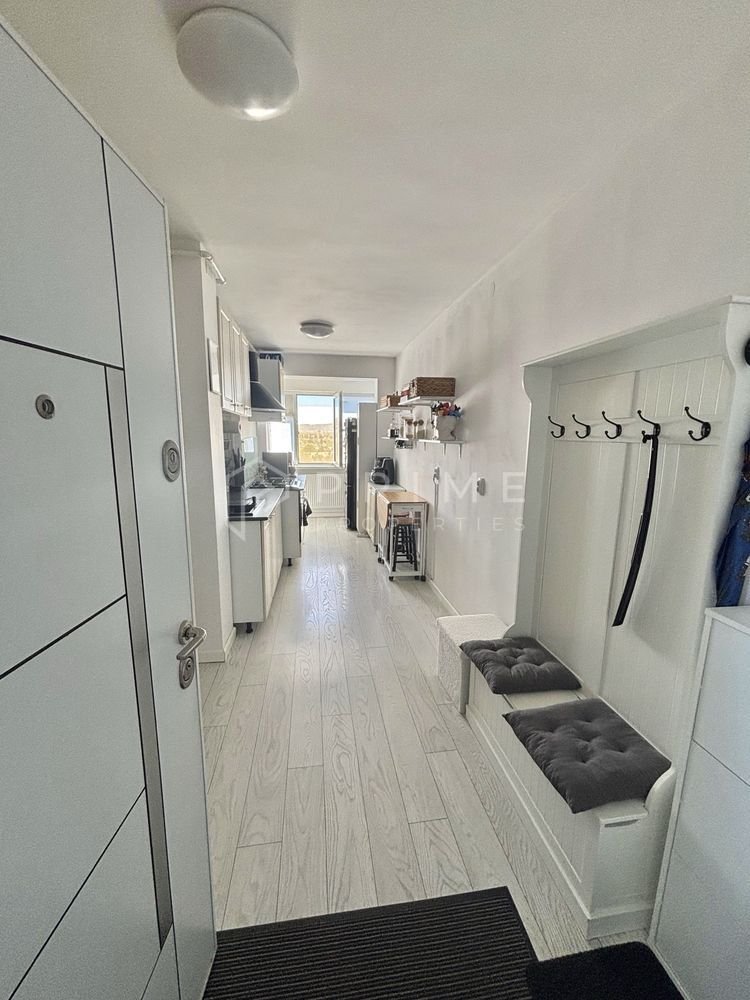Apartament cu 2 camere, renovat și mobilat – Vedere panoramică