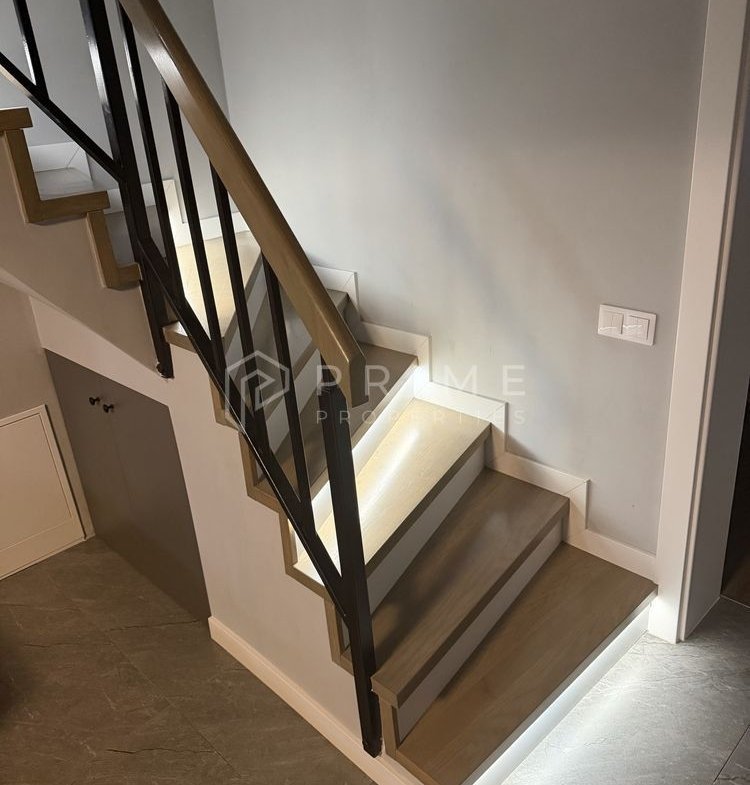 Casă tip duplex complet amenajată, semimobilată