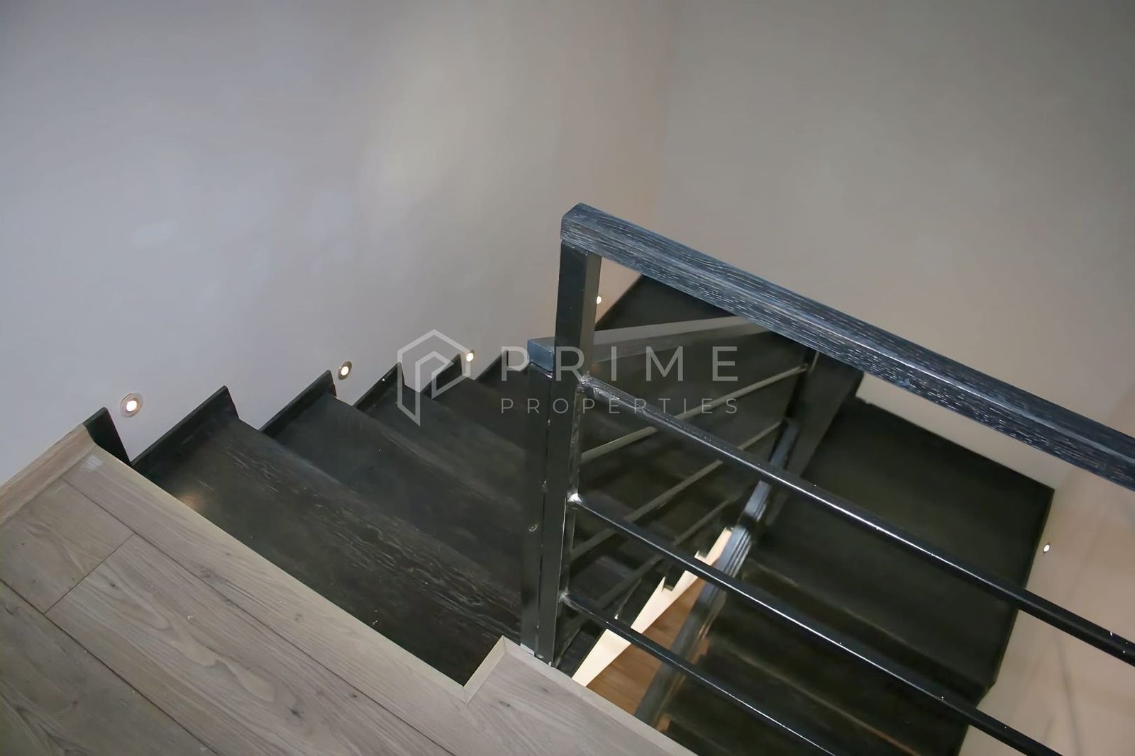 anBn-11686 Casă tip duplex complet amenajată si mobilată | șemineu și garaj |