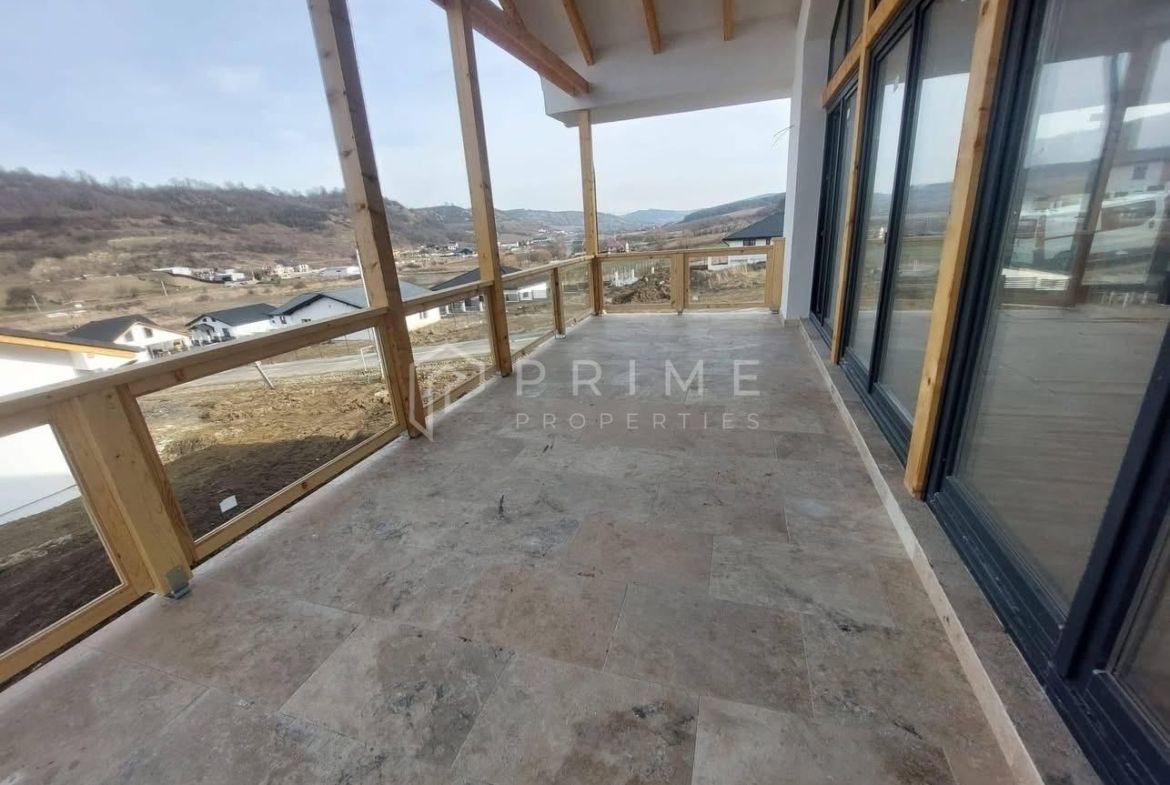 Vilă chalet modern cu perete panoramic de sticlă – Livezeni, Mureș