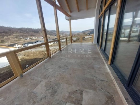 Vilă chalet modern cu perete panoramic de sticlă – Livezeni, Mureș