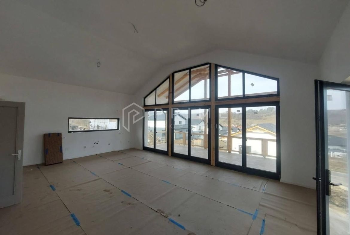 Vilă chalet modern cu perete panoramic de sticlă – Livezeni, Mureș