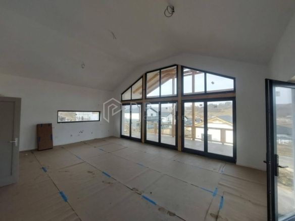 Vilă chalet modern cu perete panoramic de sticlă – Livezeni, Mureș