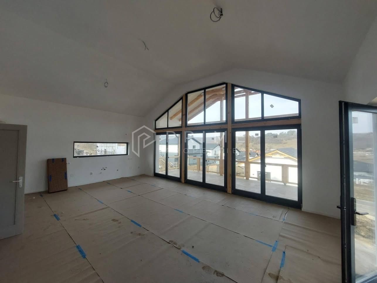 Vilă chalet modern cu perete panoramic de sticlă – Livezeni, Mureș