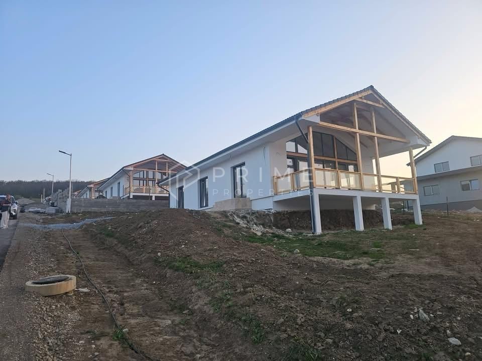 Vilă chalet modern cu perete panoramic de sticlă – Livezeni, Mureș