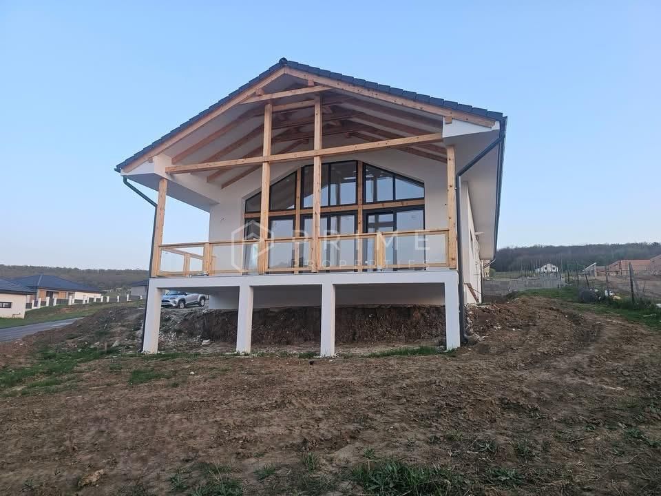 Vilă chalet modern cu perete panoramic de sticlă – Livezeni, Mureș