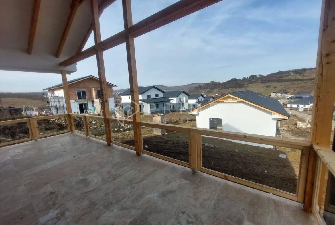 Vilă chalet modern cu perete panoramic de sticlă – Livezeni, Mureș