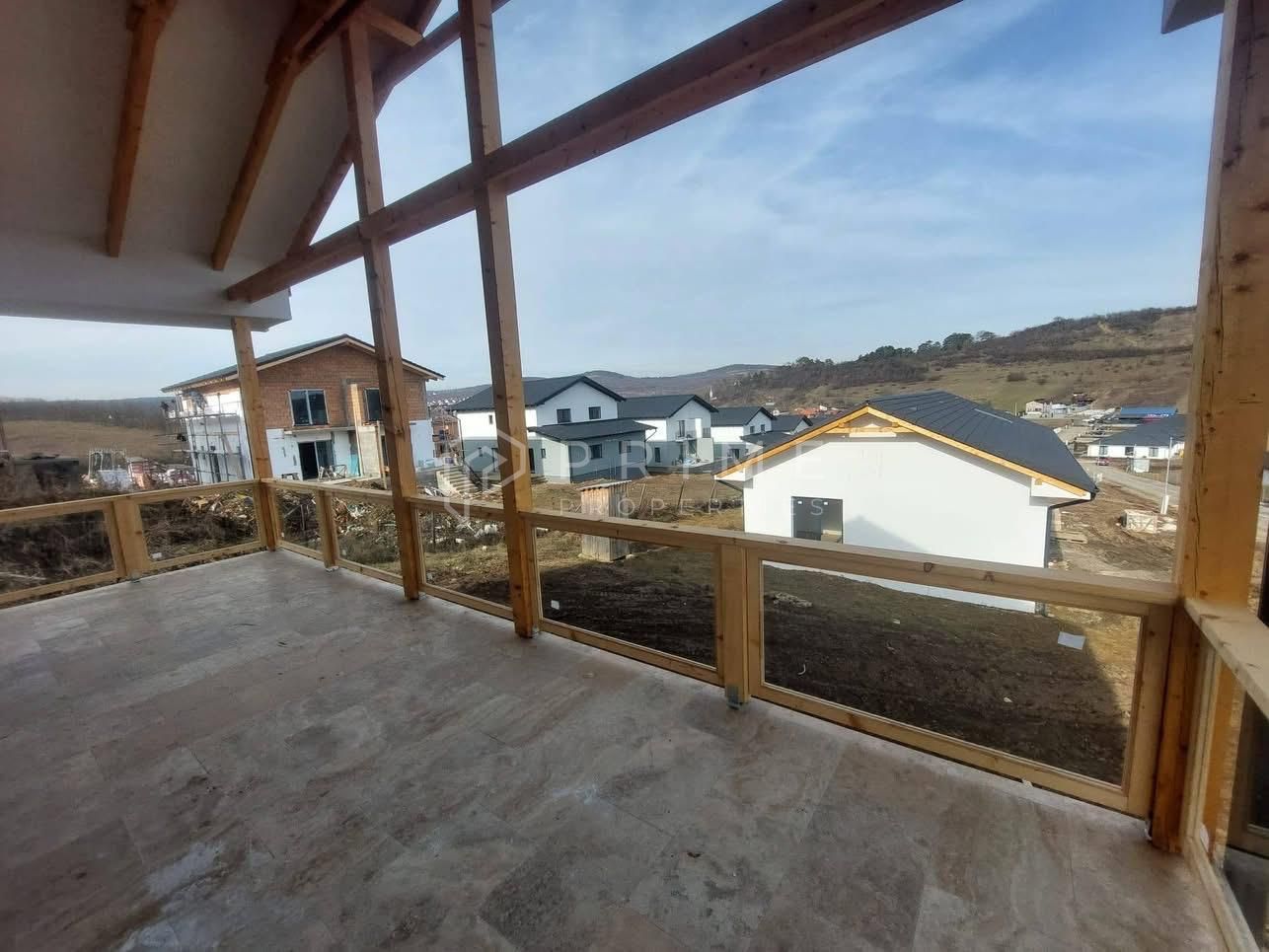 Vilă chalet modern cu perete panoramic de sticlă – Livezeni, Mureș