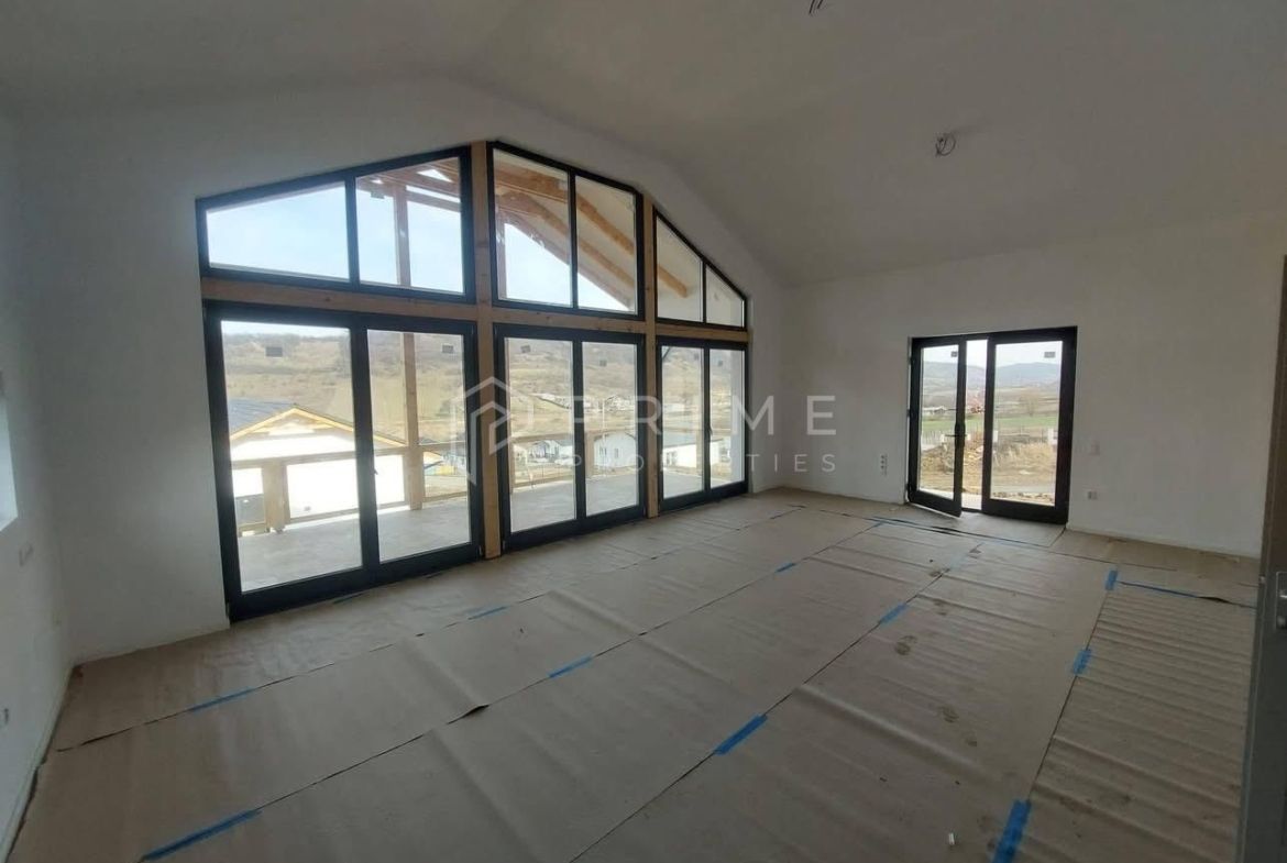 Vilă chalet modern cu perete panoramic de sticlă – Livezeni, Mureș