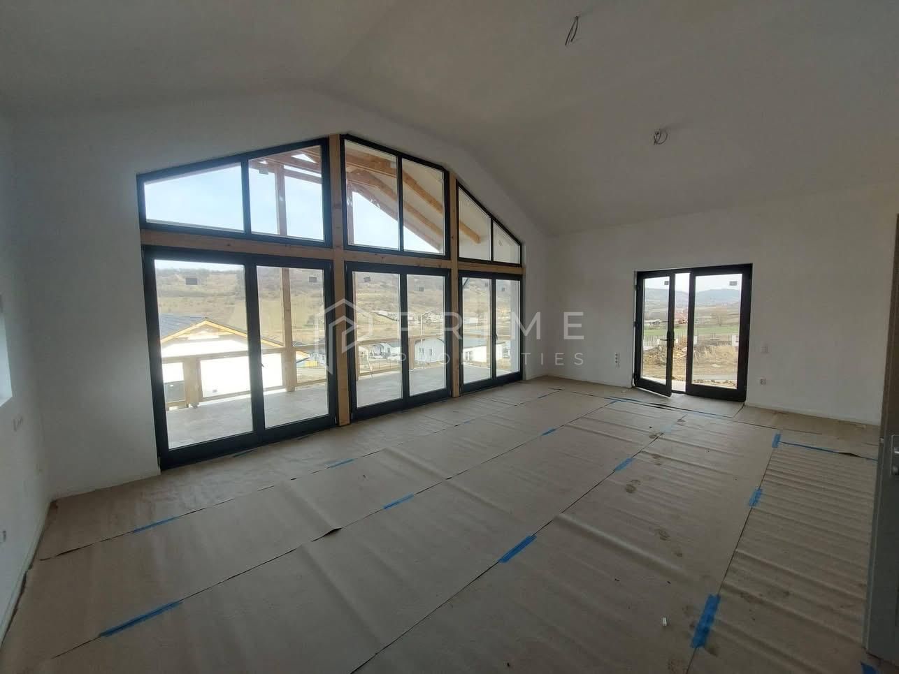 Vilă chalet modern cu perete panoramic de sticlă – Livezeni, Mureș