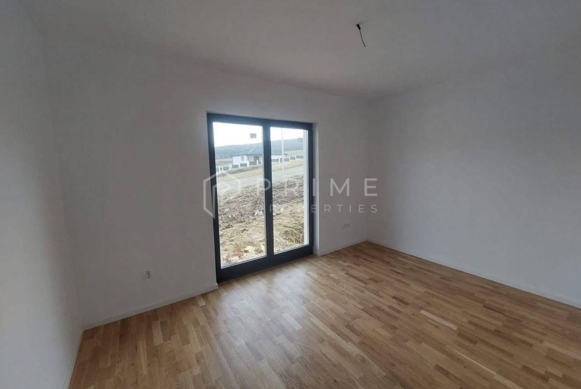 Vilă chalet modern cu perete panoramic de sticlă – Livezeni, Mureș