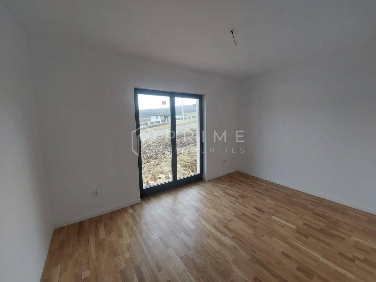 Vilă chalet modern cu perete panoramic de sticlă – Livezeni, Mureș