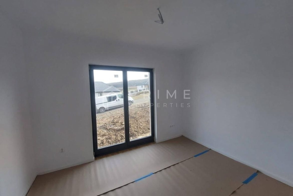 Vilă chalet modern cu perete panoramic de sticlă – Livezeni, Mureș