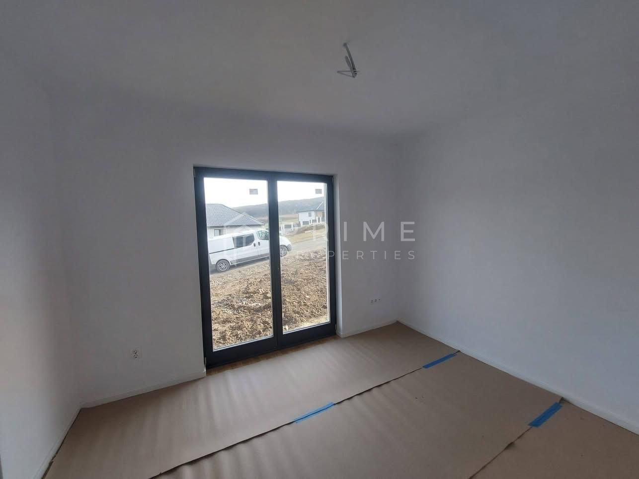 Vilă chalet modern cu perete panoramic de sticlă – Livezeni, Mureș